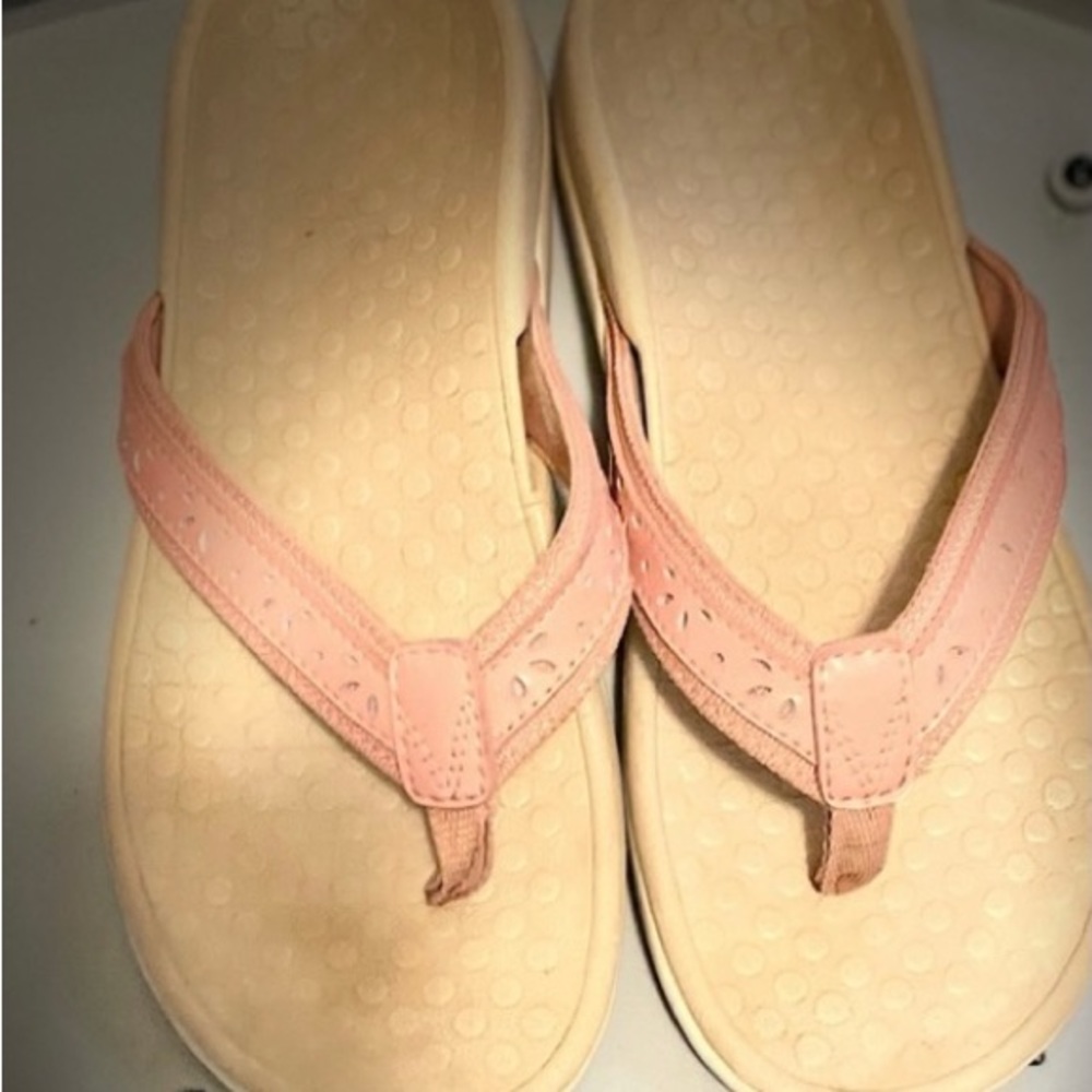 Vionic pink leather flip flops size 38